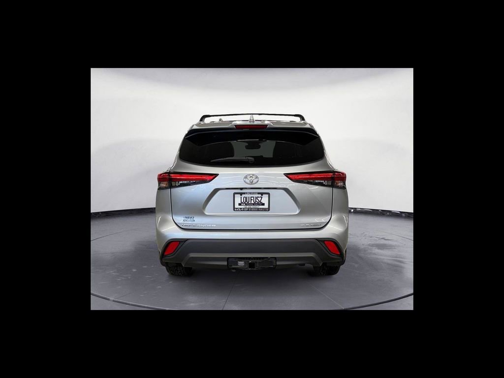 Used 2021 Toyota Highlander XLE AWD/4WD image 5