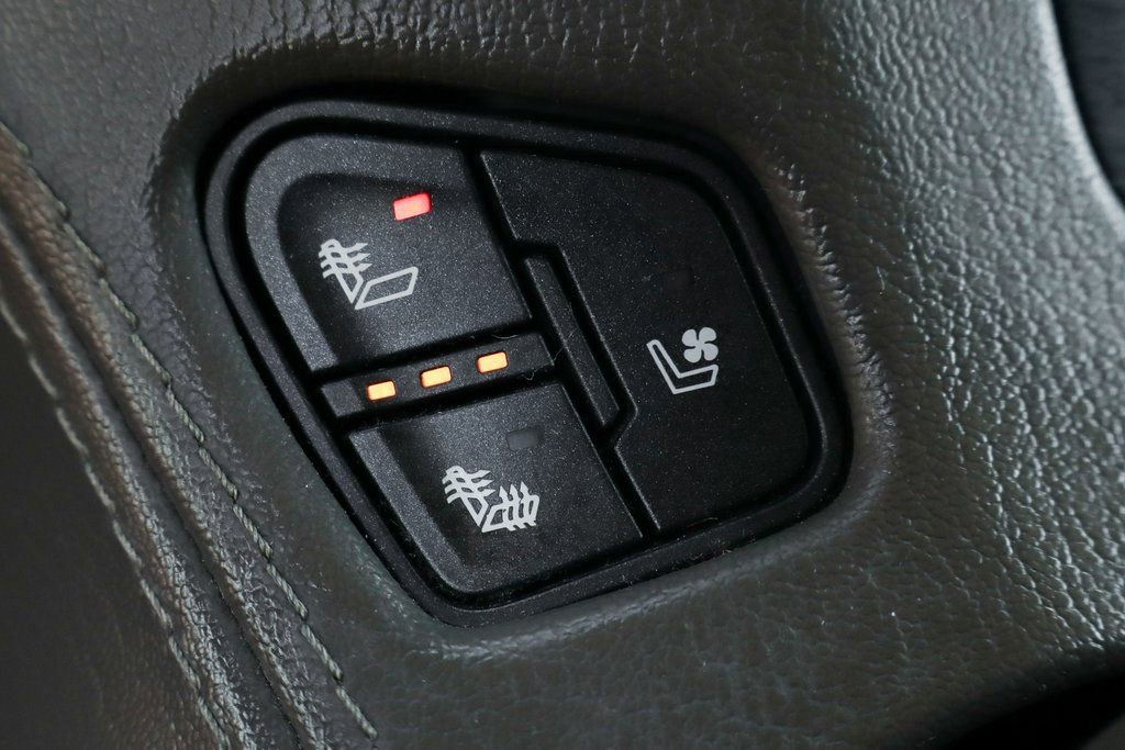 Used 2018 GMC Yukon Denali w/ Denali Ultimate Package AWD/4WD image 38