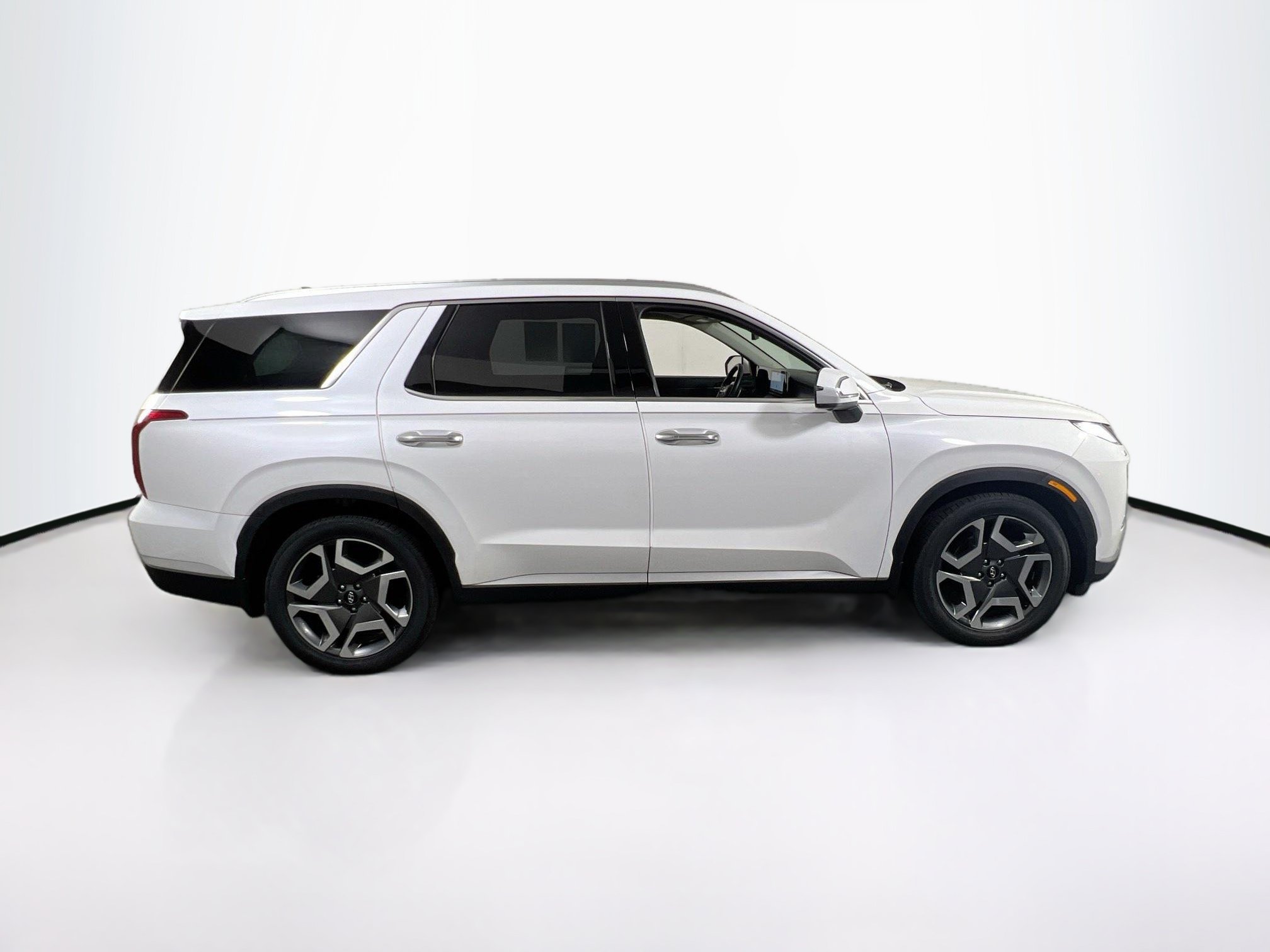 Used 2023 Hyundai Palisade Limited w/ Winter Package AWD/4WD image 4