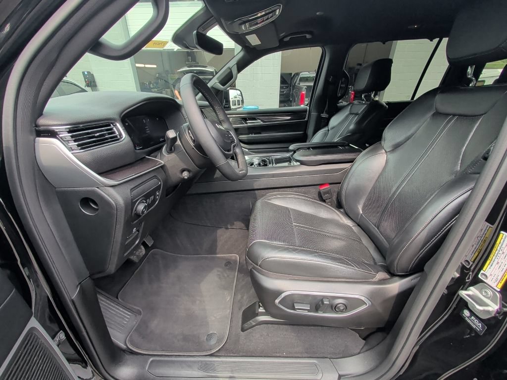 Used 2023 Jeep Wagoneer 4WD w/ Convenience Group I image 10