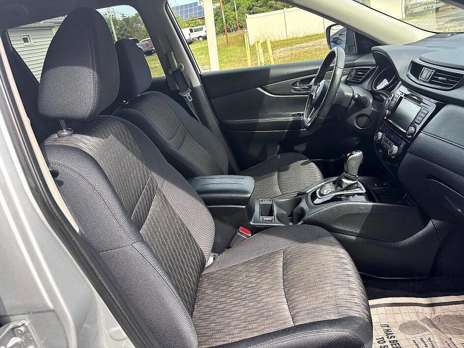 Used 2019 Nissan Rogue SV w/ Premium Package image 14