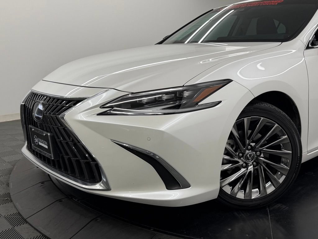 Used 2025 Lexus ES 300h w/ Luxury Package FWD image 4