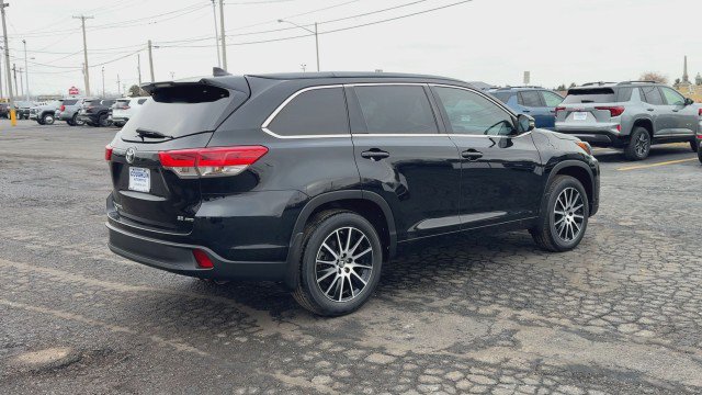 Used 2017 Toyota Highlander SE image 2
