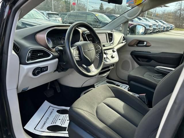 Used 2022 Chrysler Voyager LX image 11