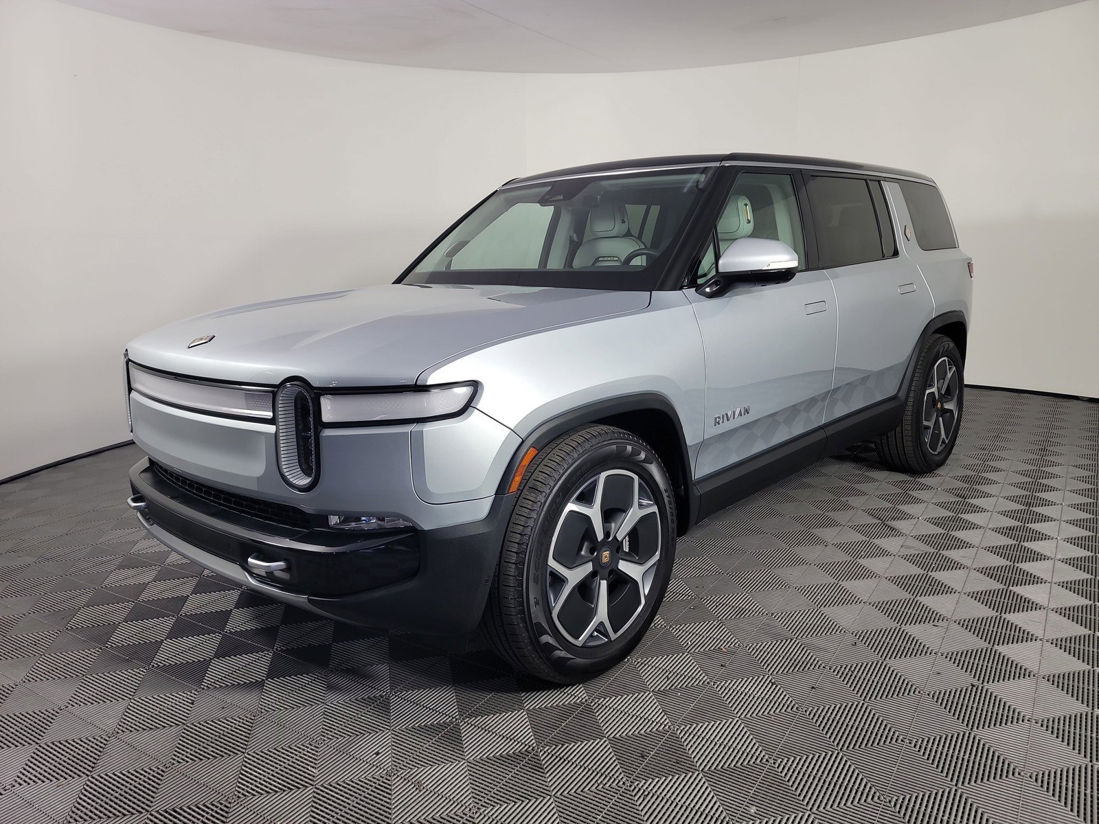Used 2024 Rivian R1S Adventure image 1