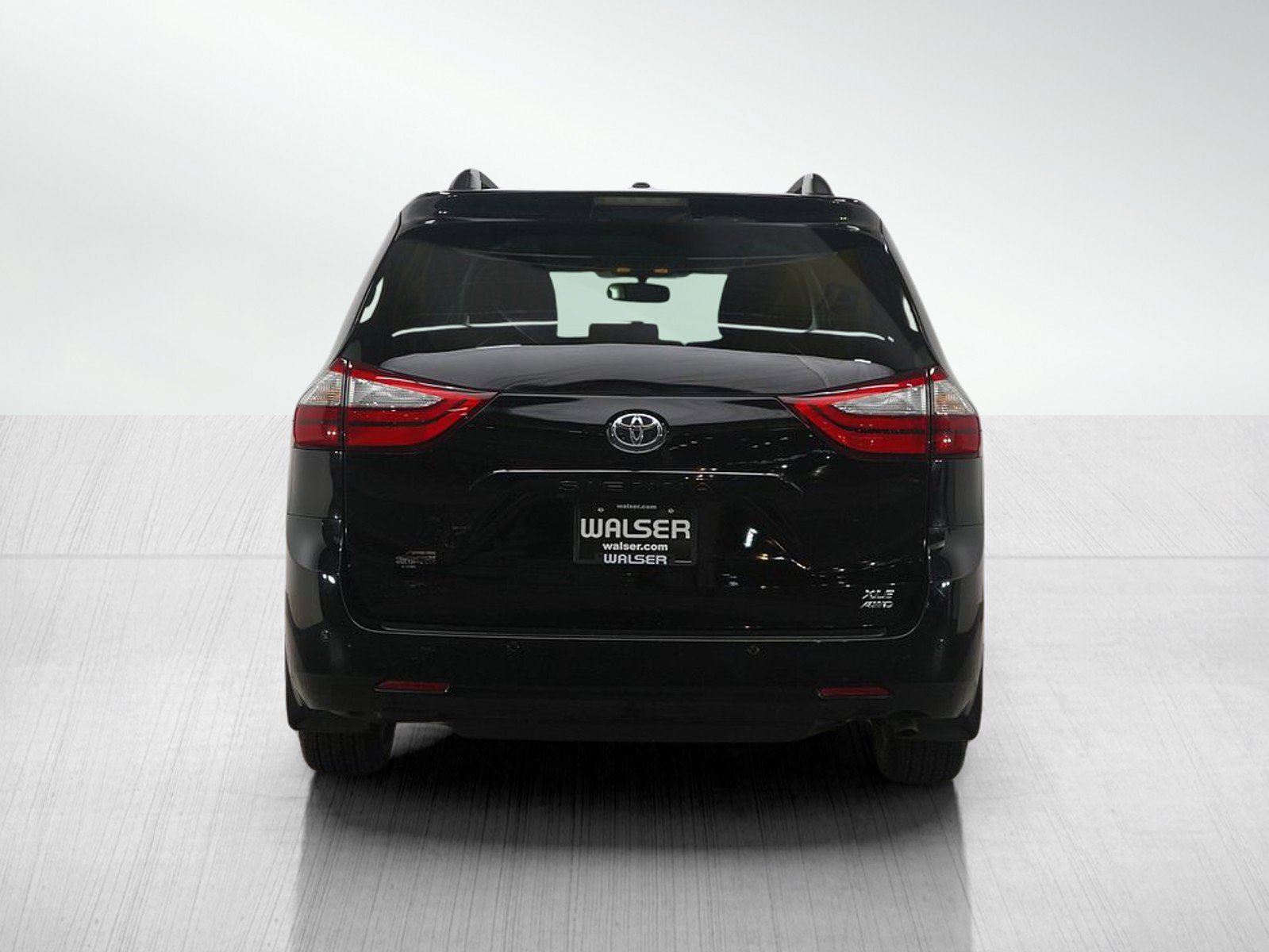 Used 2017 Toyota Sienna XLE image 4