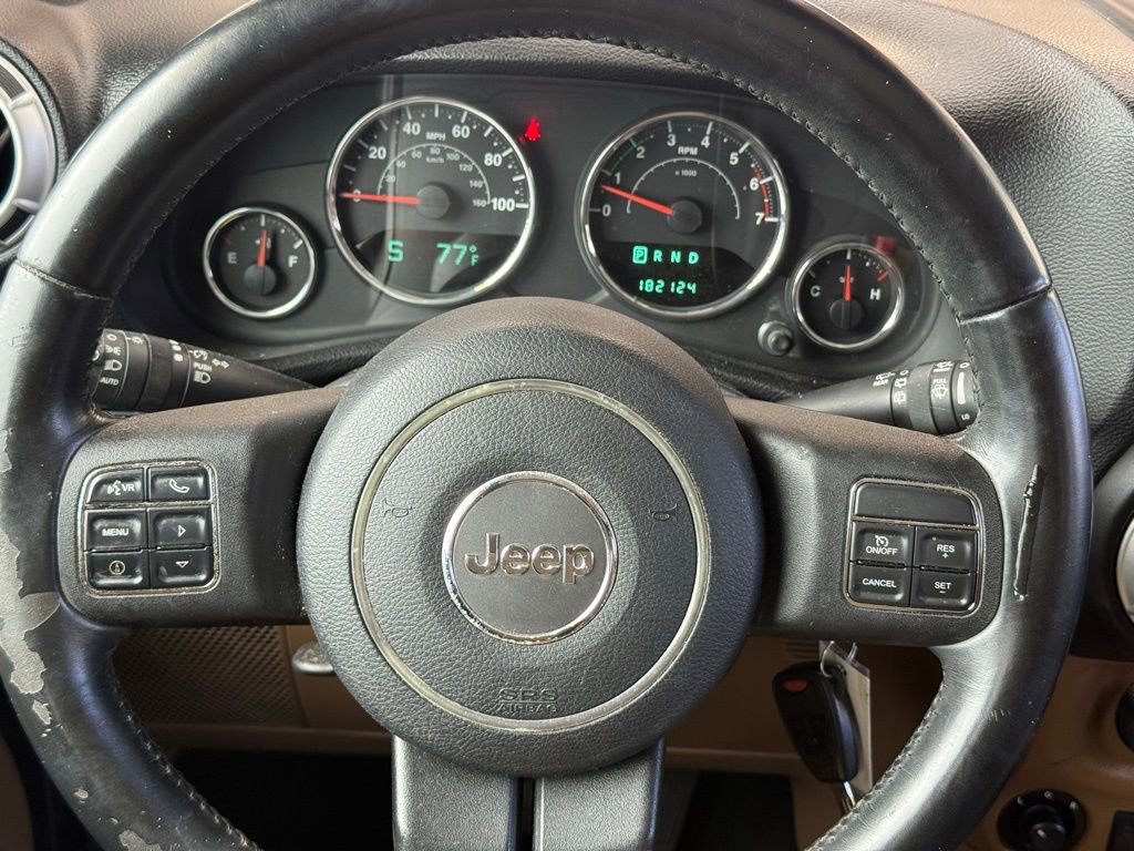 Used 2011 Jeep Wrangler Unlimited Rubicon w/ Connectivity Group AWD/4WD image 16