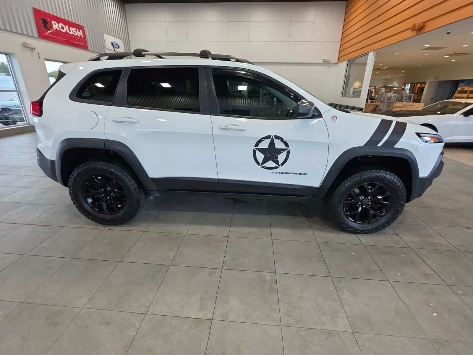 Used 2017 Jeep Cherokee Trailhawk w/ Comfort & Convenience Group AWD/4WD image 5