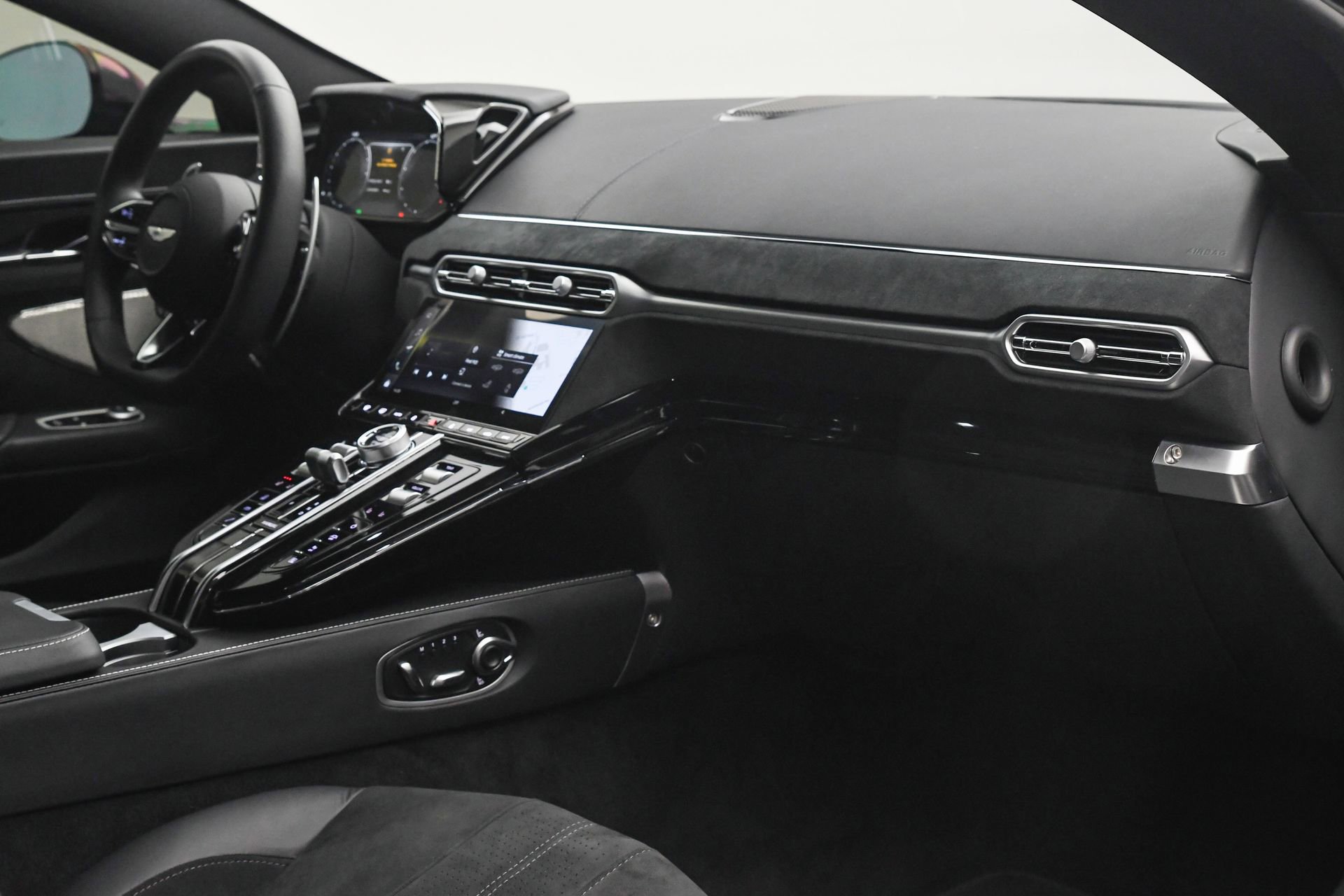 Used 2025 Aston Martin V8 Vantage Coupe image 18