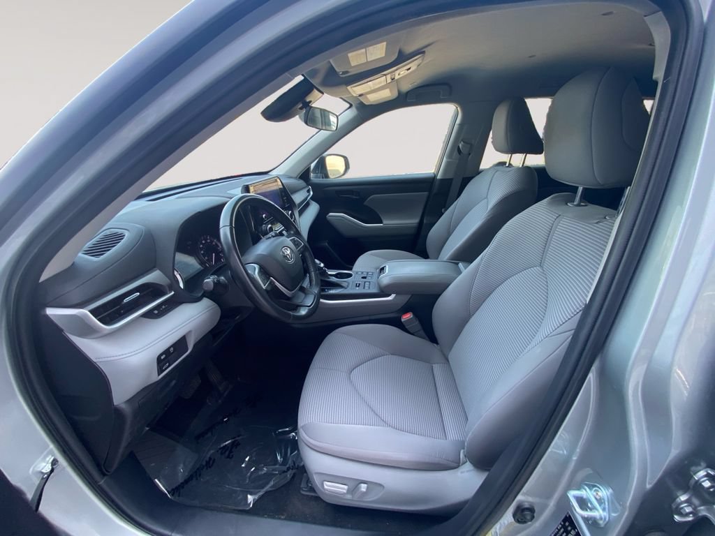 Used 2023 Toyota Highlander LE AWD/4WD image 9