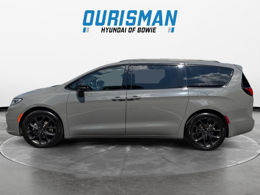 Used 2025 Chrysler Pacifica Limited FWD image 3