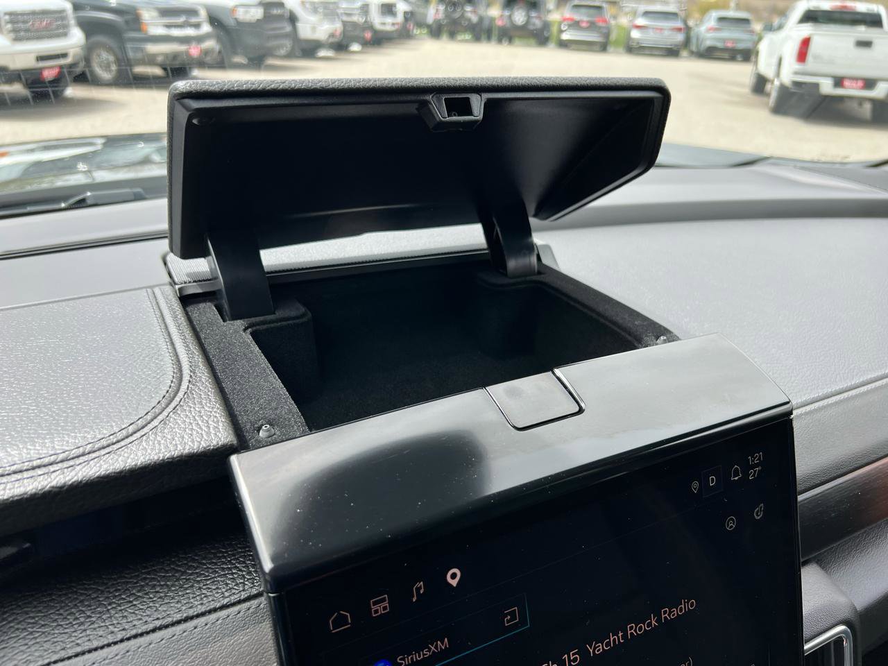 Used 2025 GMC Yukon XL Denali AWD/4WD image 30