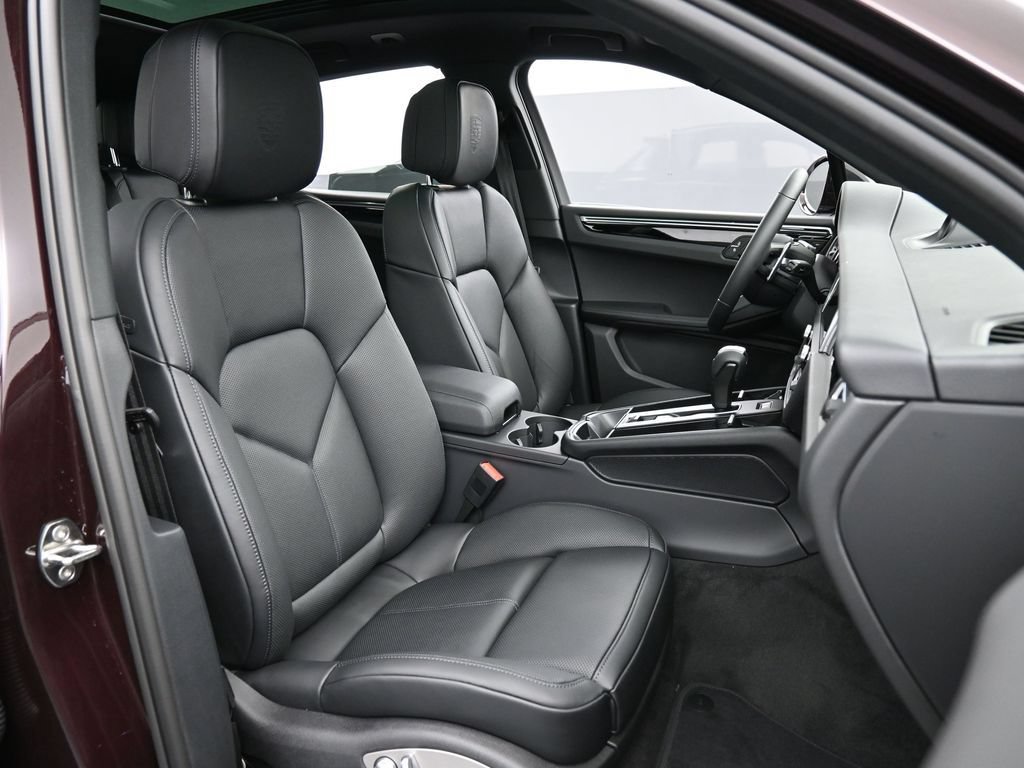 Certified 2026 Porsche Macan AWD/4WD image 31