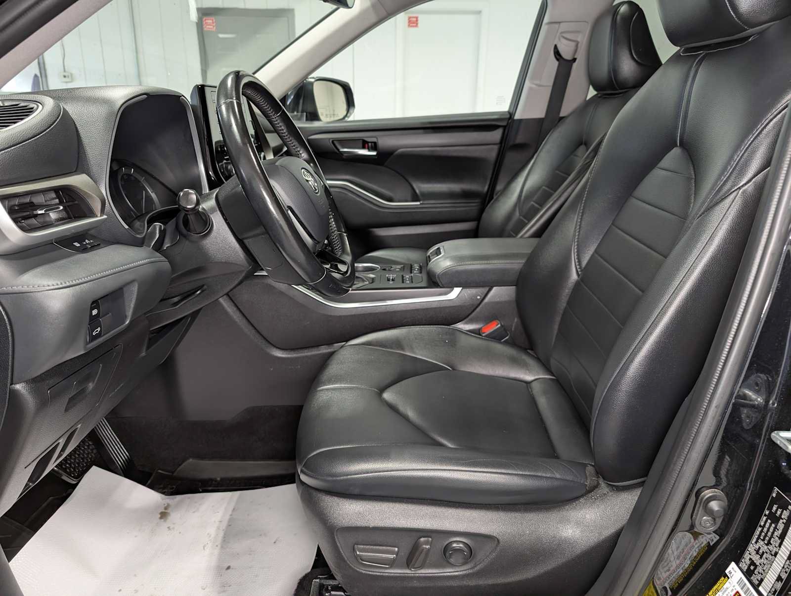 Used 2021 Toyota Highlander XLE AWD/4WD image 4