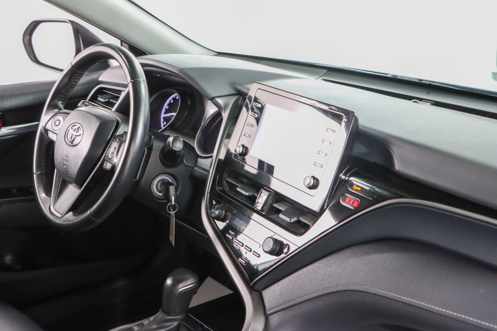 Used 2024 Toyota Camry SE image 25