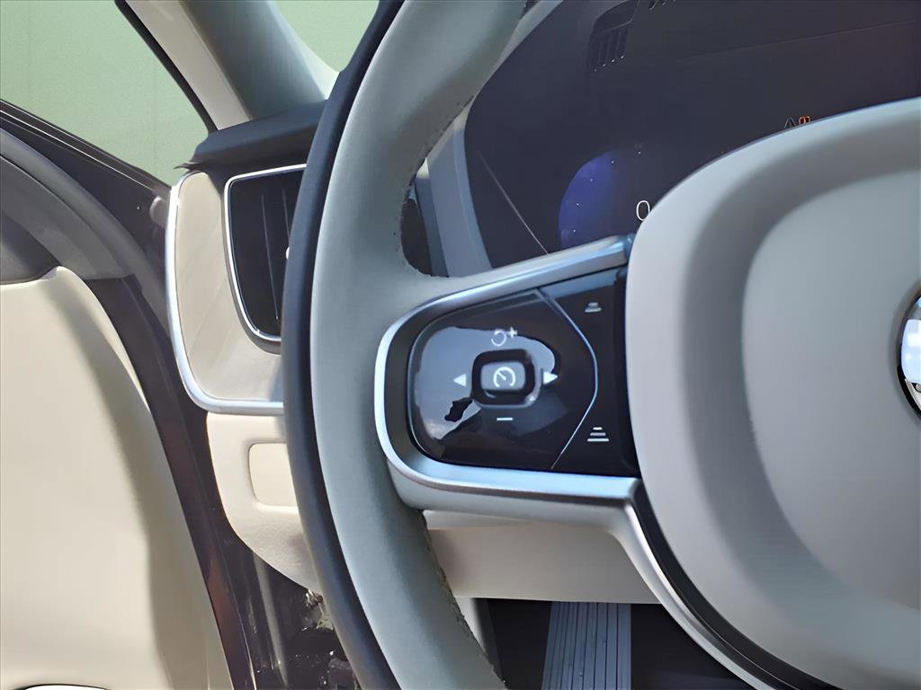 Used 2025 Volvo XC60 T8 Plus w/ Protection Package Premier image 14