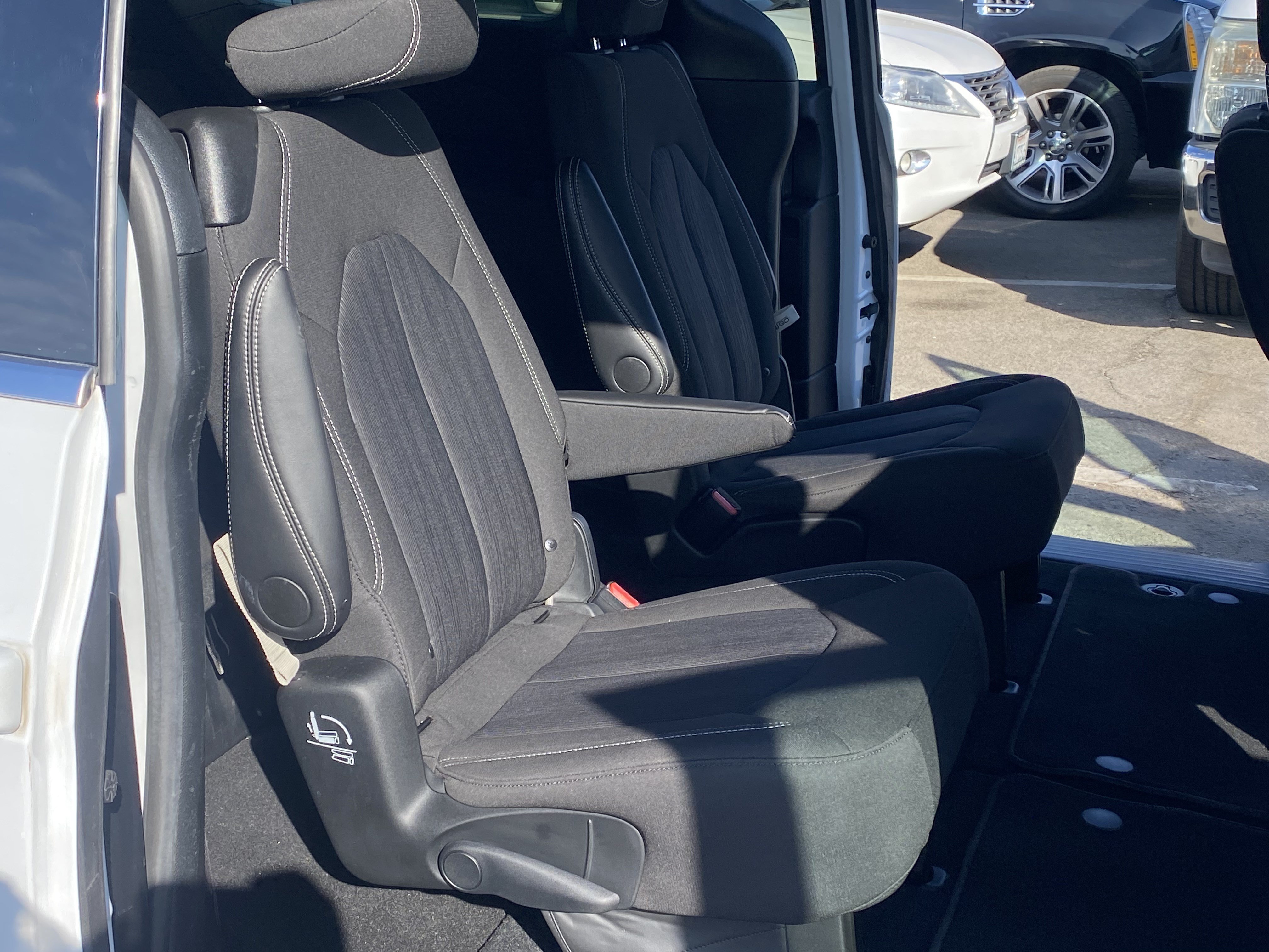 Used 2024 Chrysler Pacifica Touring FWD image 19