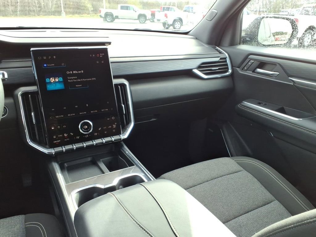 Used 2025 GMC Acadia Elevation image 9