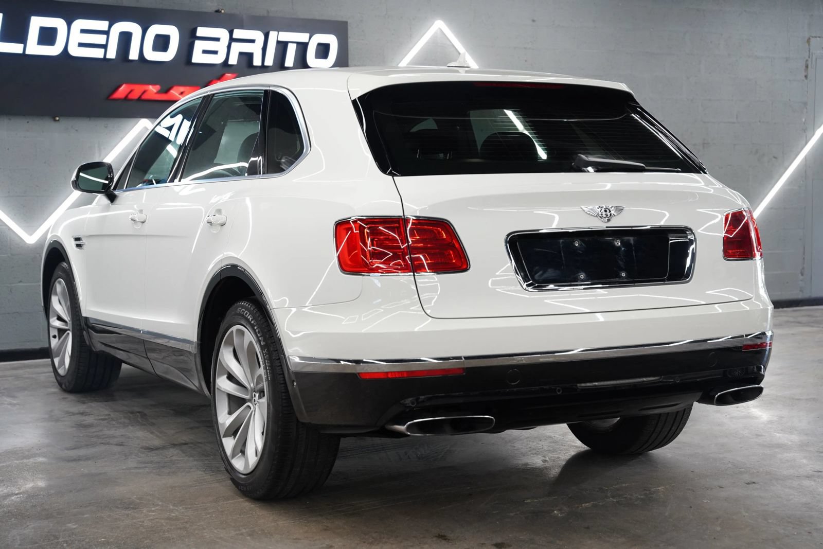 Used 2018 Bentley Bentayga Onyx Edition AWD/4WD image 26
