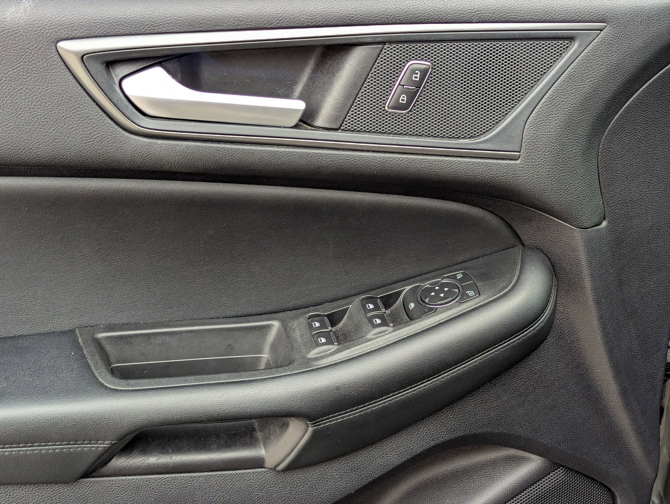 Used 2020 Ford Edge SE image 9