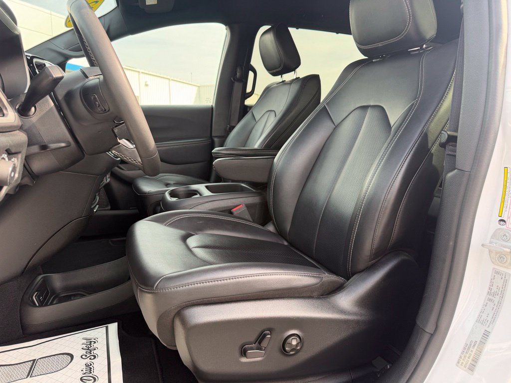 Used 2025 Chrysler Pacifica Select FWD image 9