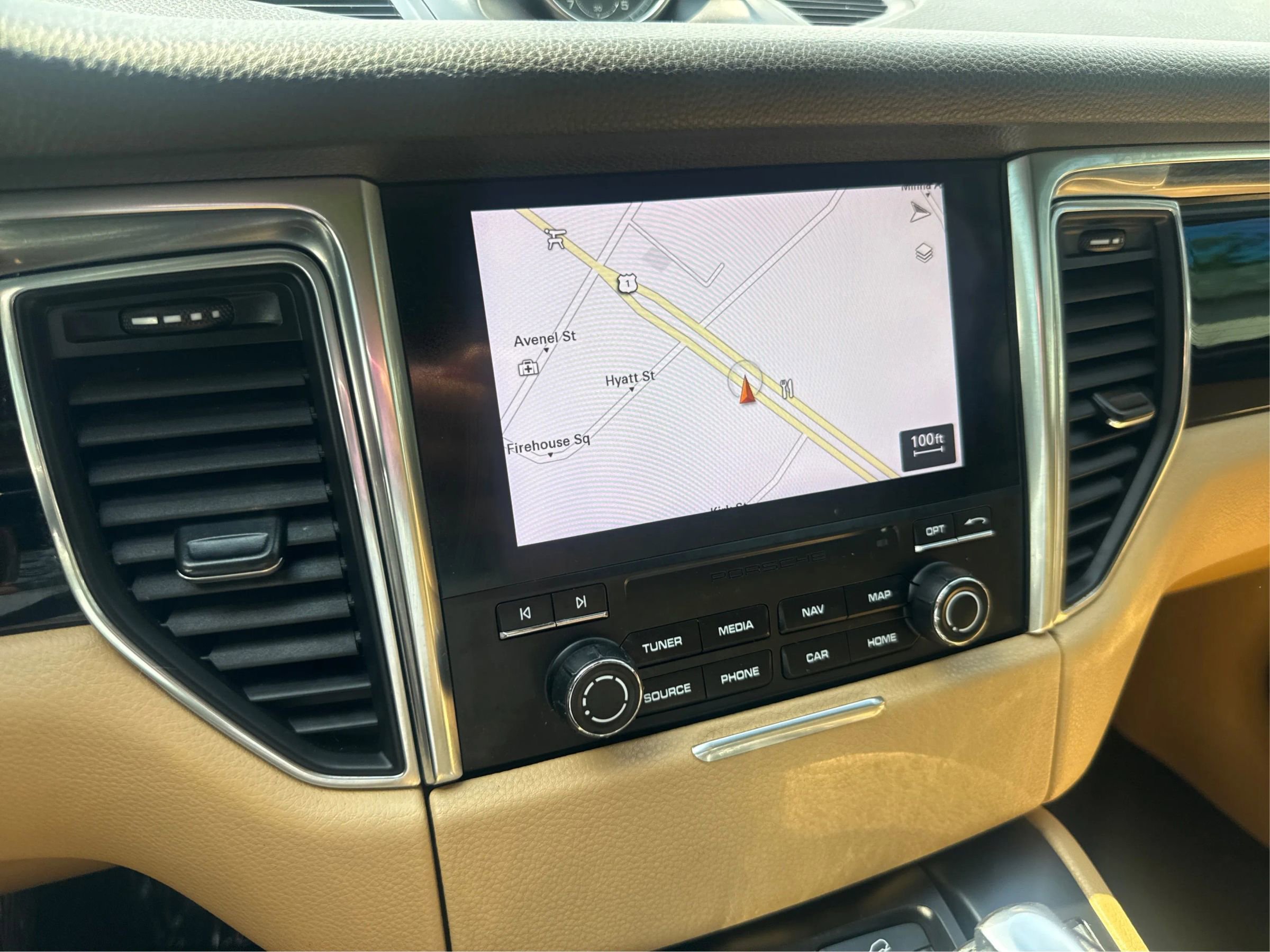 Used 2018 Porsche Macan Sport Edition AWD/4WD image 33