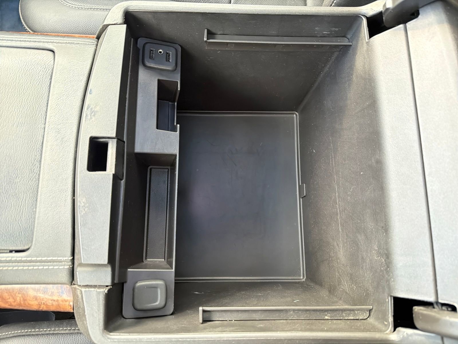 Used 2017 Chevrolet Suburban Premier image 31