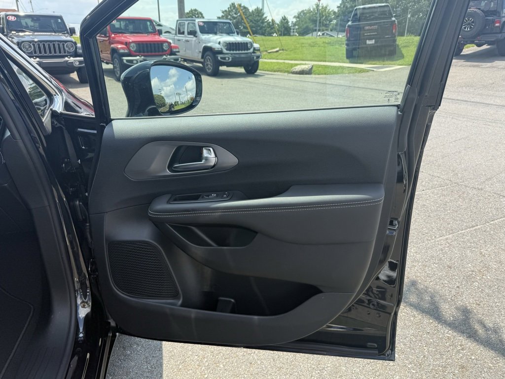 New 2026 Chrysler Pacifica Select image 31