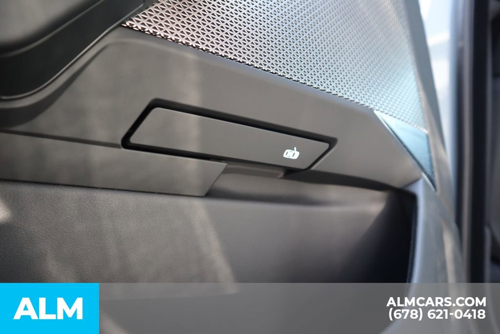Used 2025 BMW 740i w/ Premium Package image 24