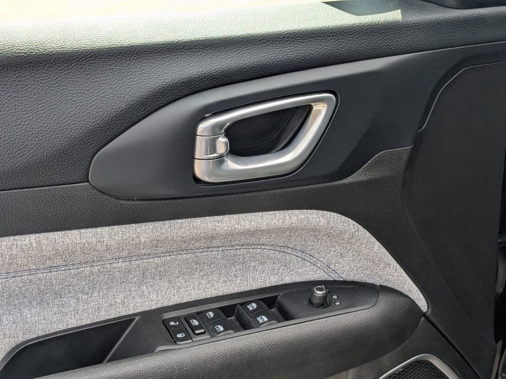 Used 2025 Jeep Compass Latitude w/ Sun & Sound Group image 13