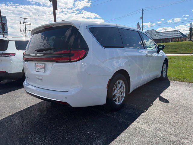 Certified 2024 Chrysler Pacifica Touring-L FWD image 2