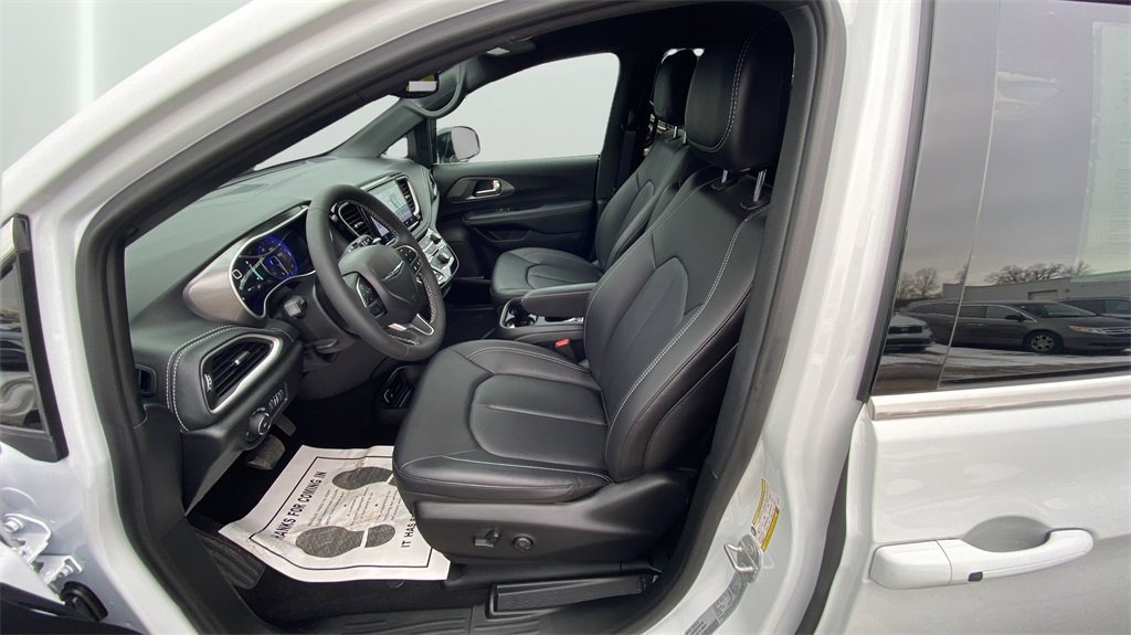 Used 2026 Chrysler Pacifica Select image 13