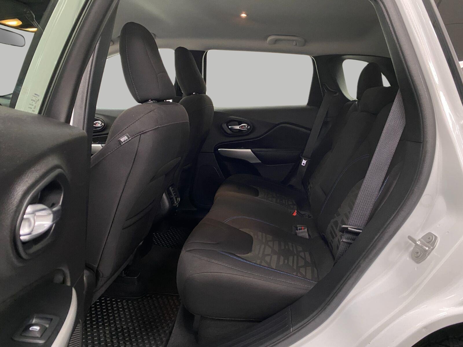 Used 2020 Jeep Cherokee Latitude AWD/4WD image 25