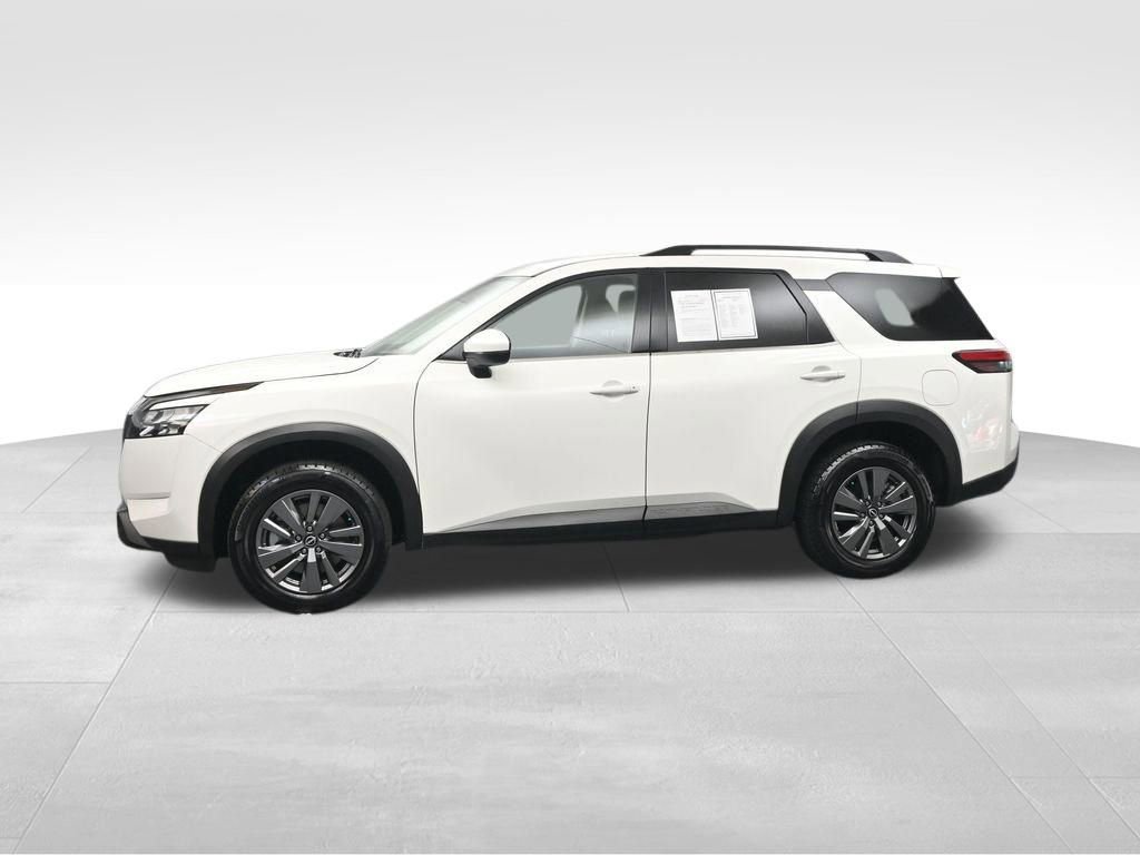 Used 2025 Nissan Pathfinder SV image 2