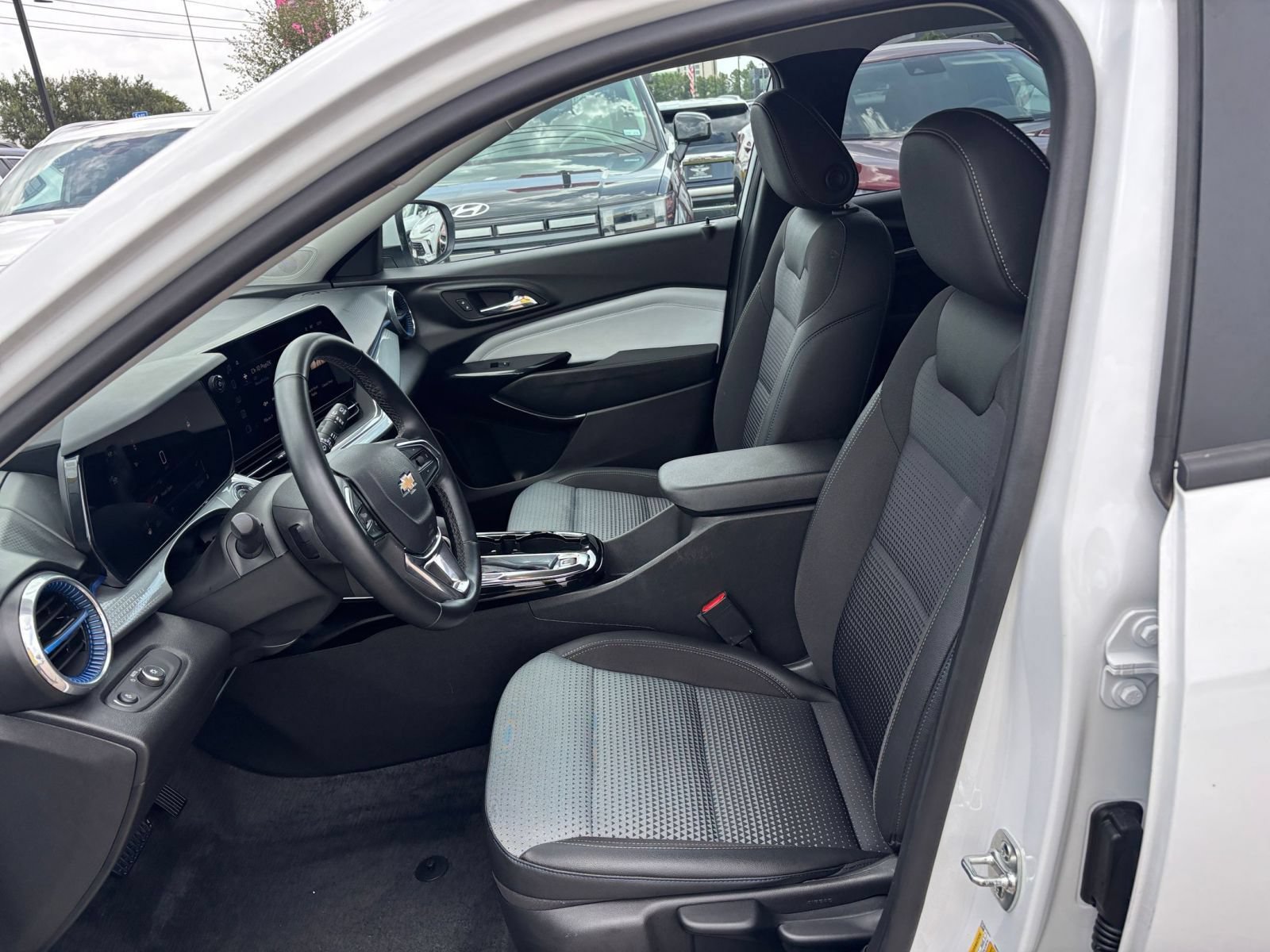 Used 2025 Chevrolet Trax LT w/ LT Convenience Package FWD image 21