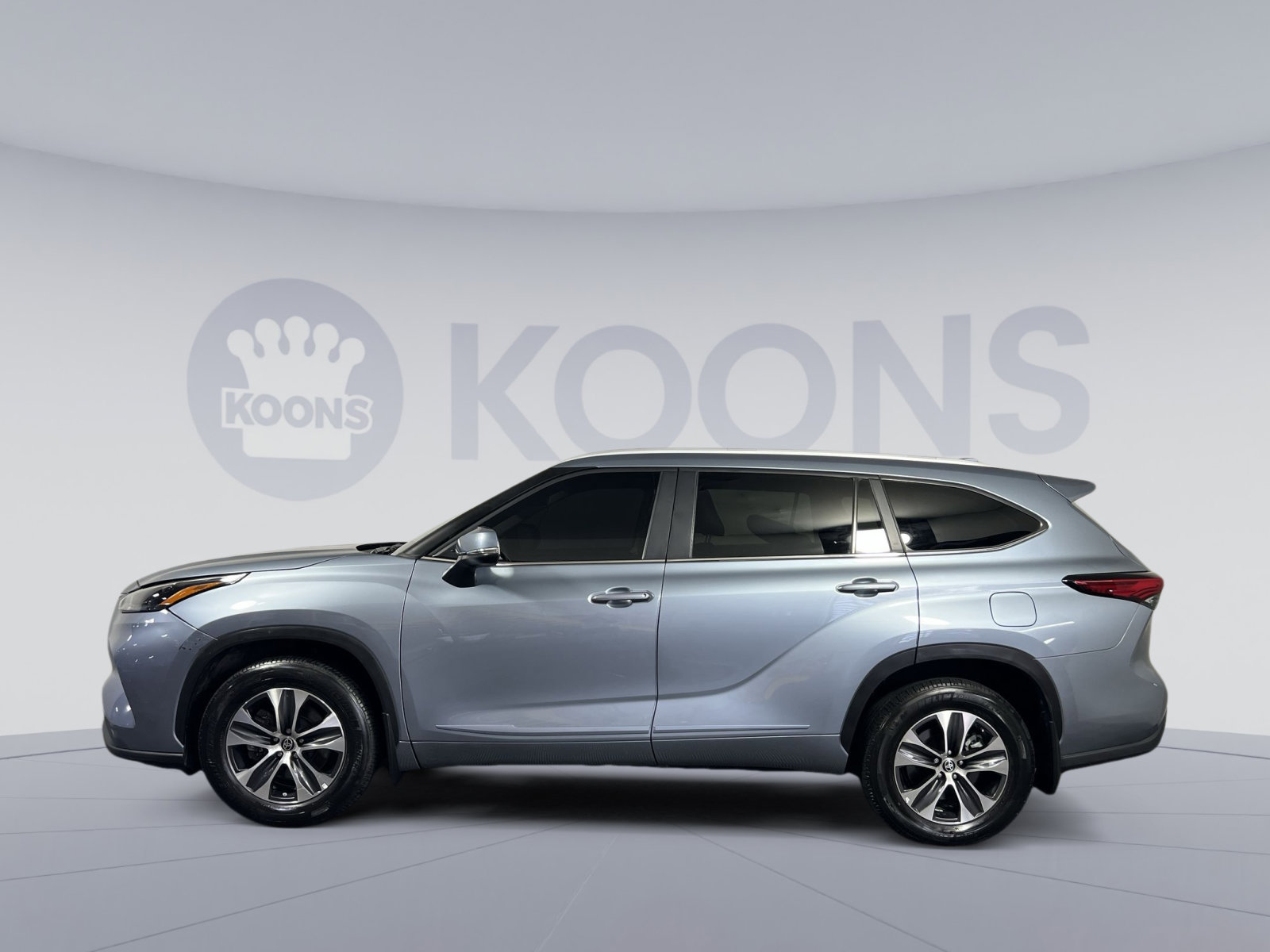 Used 2023 Toyota Highlander XLE AWD/4WD image 2