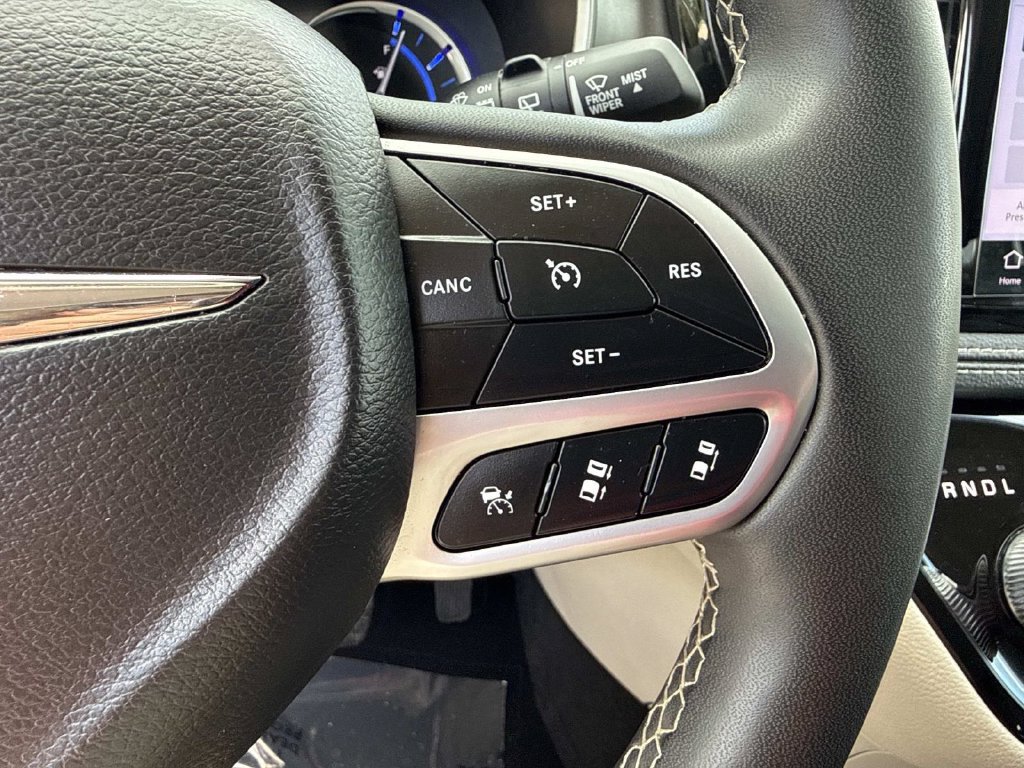 Used 2024 Chrysler Pacifica Limited FWD image 37