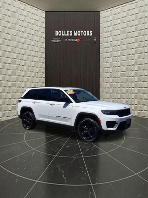 Certified 2023 Jeep Grand Cherokee Altitude AWD/4WD image 2