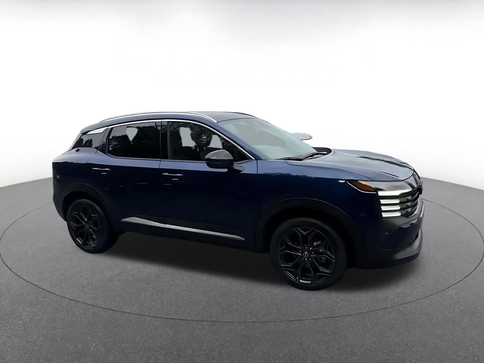 Used 2026 Nissan Kicks SR AWD/4WD image 2