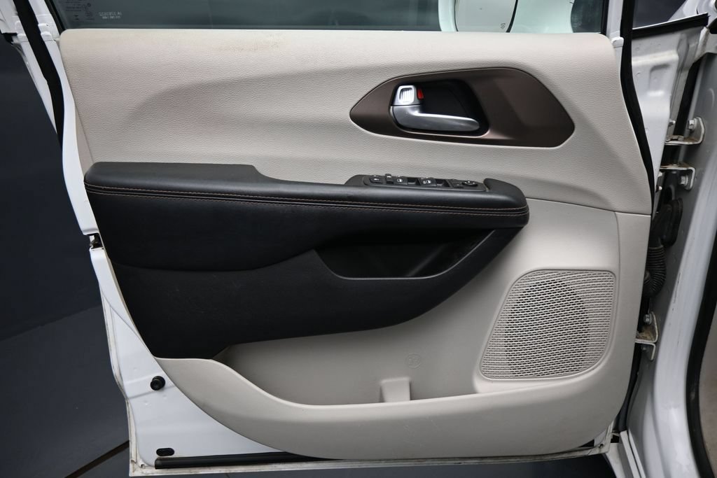 Used 2019 Chrysler Pacifica Touring-L FWD image 10
