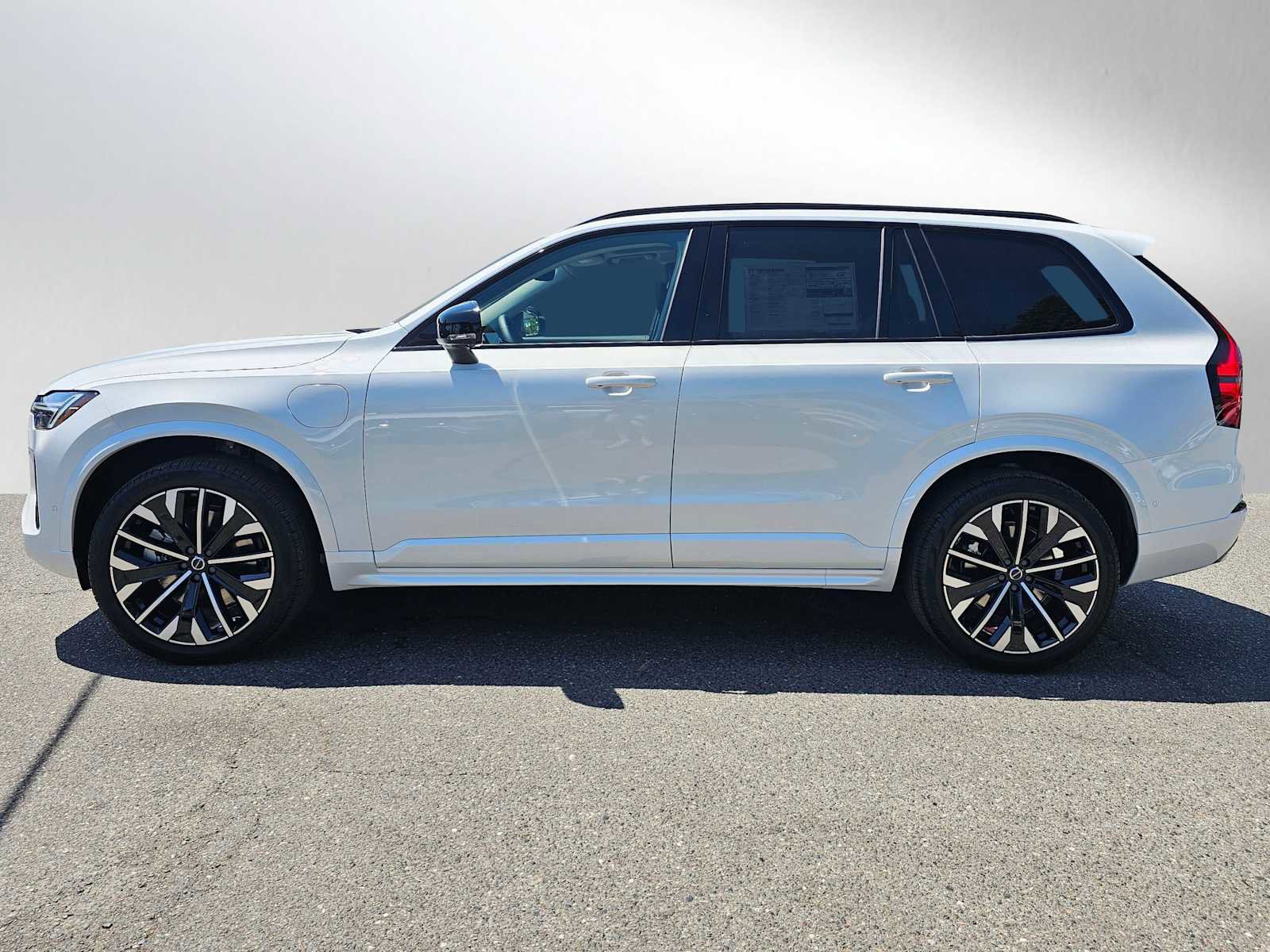 New 2026 Volvo XC90 T8 Ultra w/ Protection Package image 2