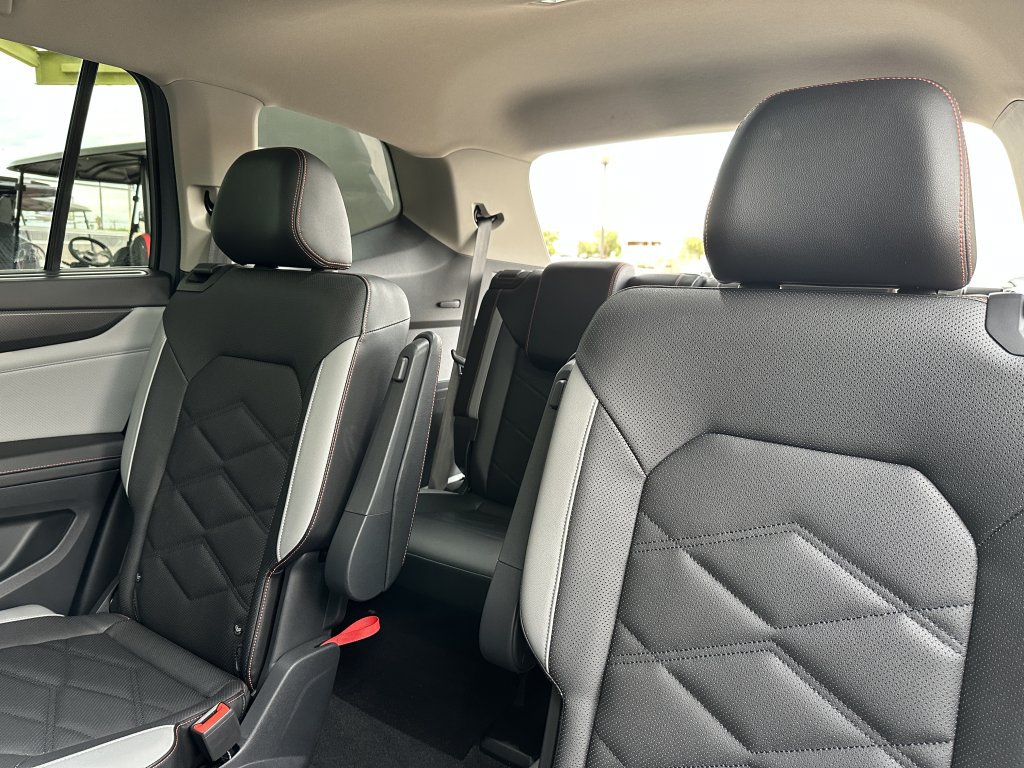 Used 2024 Volkswagen Atlas Peak Edition SE AWD/4WD image 35