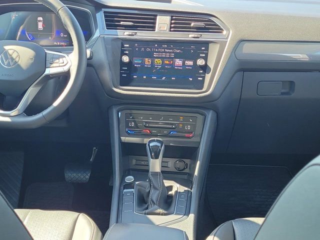 Used 2023 Volkswagen Tiguan SE w/ Panoramic Sunroof Package FWD image 5