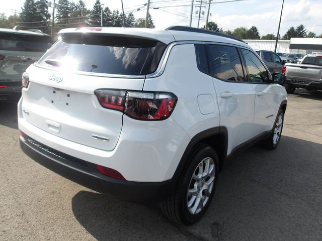 Used 2023 Jeep Compass Latitude w/ Sun and Sound Group AWD/4WD image 7