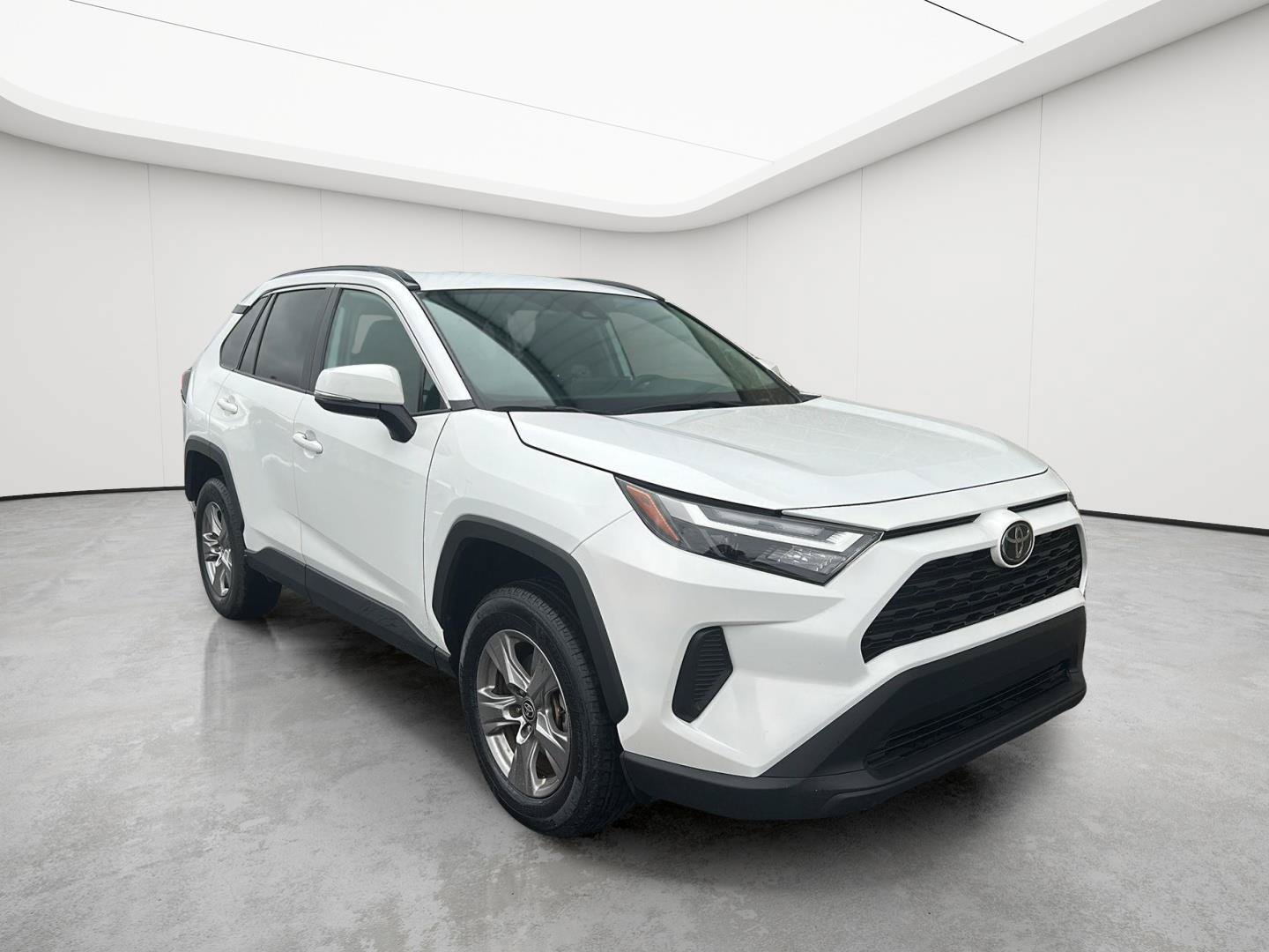 Used 2025 Toyota RAV4 XLE AWD/4WD image 2