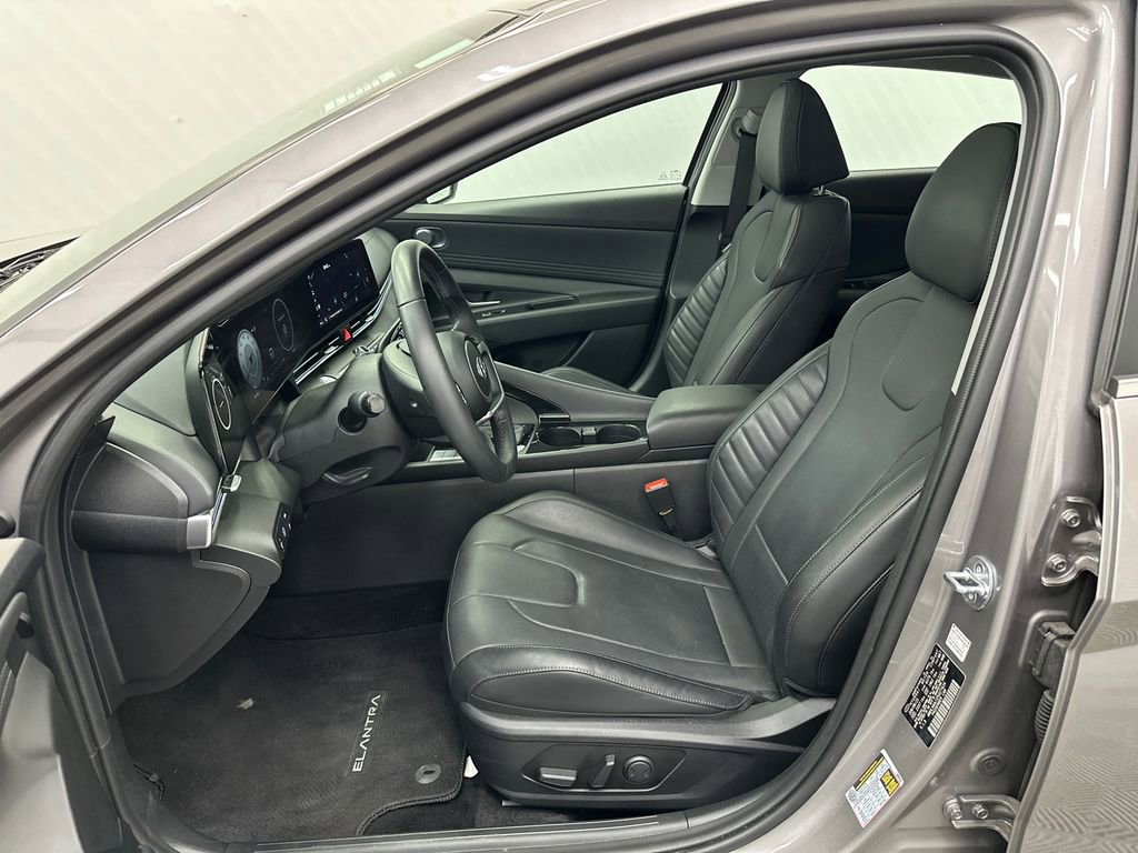 Used 2023 Hyundai Elantra Limited w/ Cargo Package FWD image 9