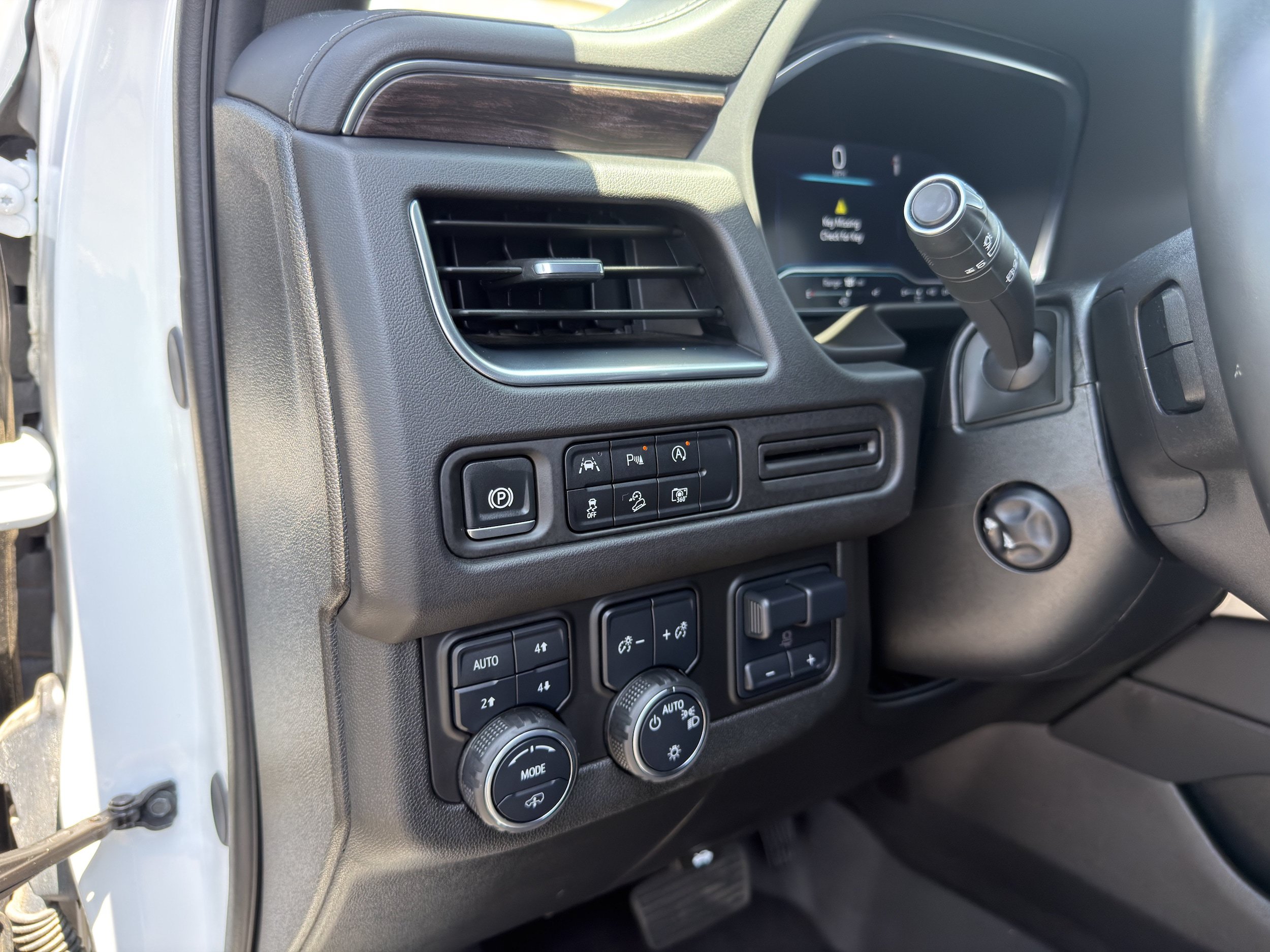 Used 2024 Chevrolet Tahoe Z71 w/ Z71 Off-Road Package AWD/4WD image 27