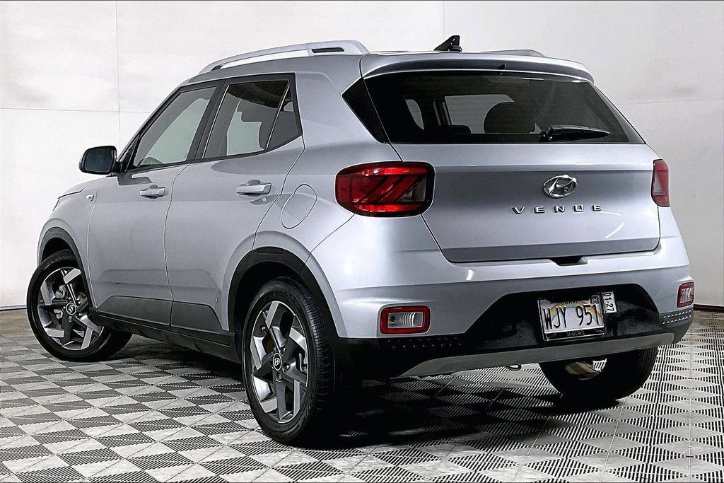 Used 2022 Hyundai Venue SEL FWD image 13