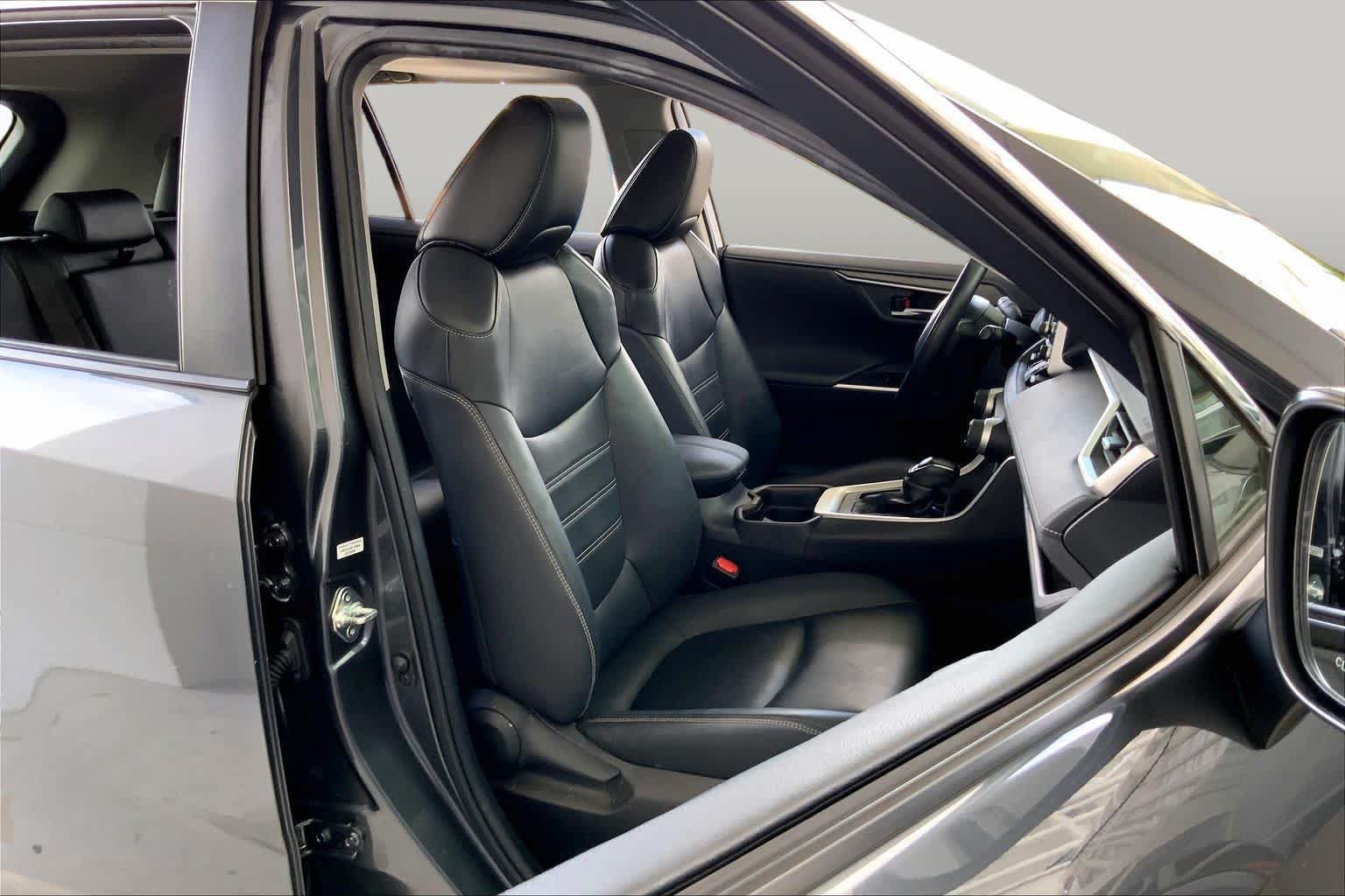 Used 2020 Toyota RAV4 Limited FWD image 9
