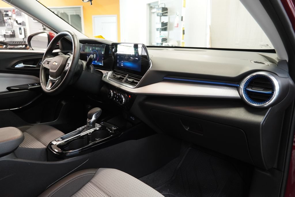 Used 2025 Chevrolet Trax LT w/ Driver Confidence Package FWD image 33